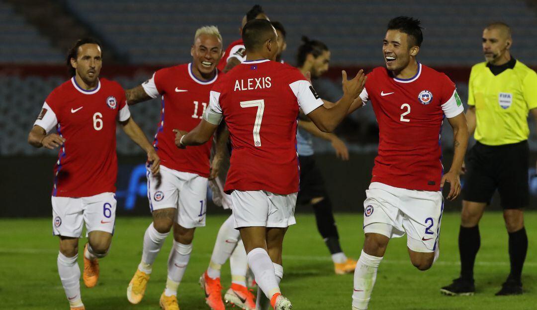 Selección chilena de fútbol en un partido de Eliminatorias al Mundial contra Uruguay