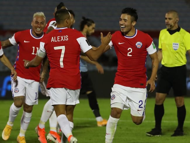 Selección chilena de fútbol en un partido de Eliminatorias al Mundial contra Uruguay