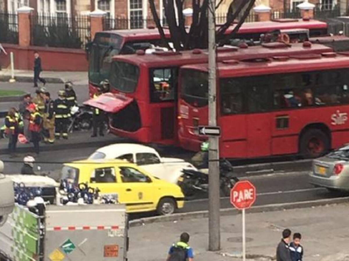 Evacúan bus de Transmilenio que se estaba recalentando