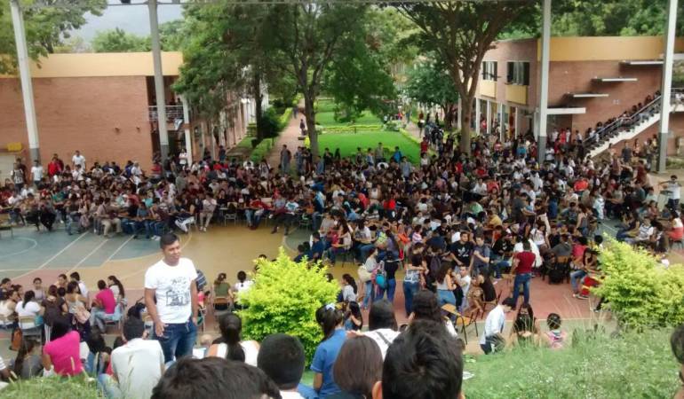 Concentración de estudiantes en la sede de Villa del Rosario.