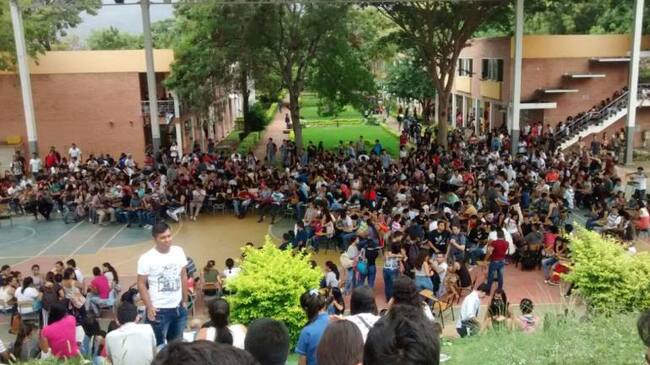 Concentración de estudiantes en la sede de Villa del Rosario.