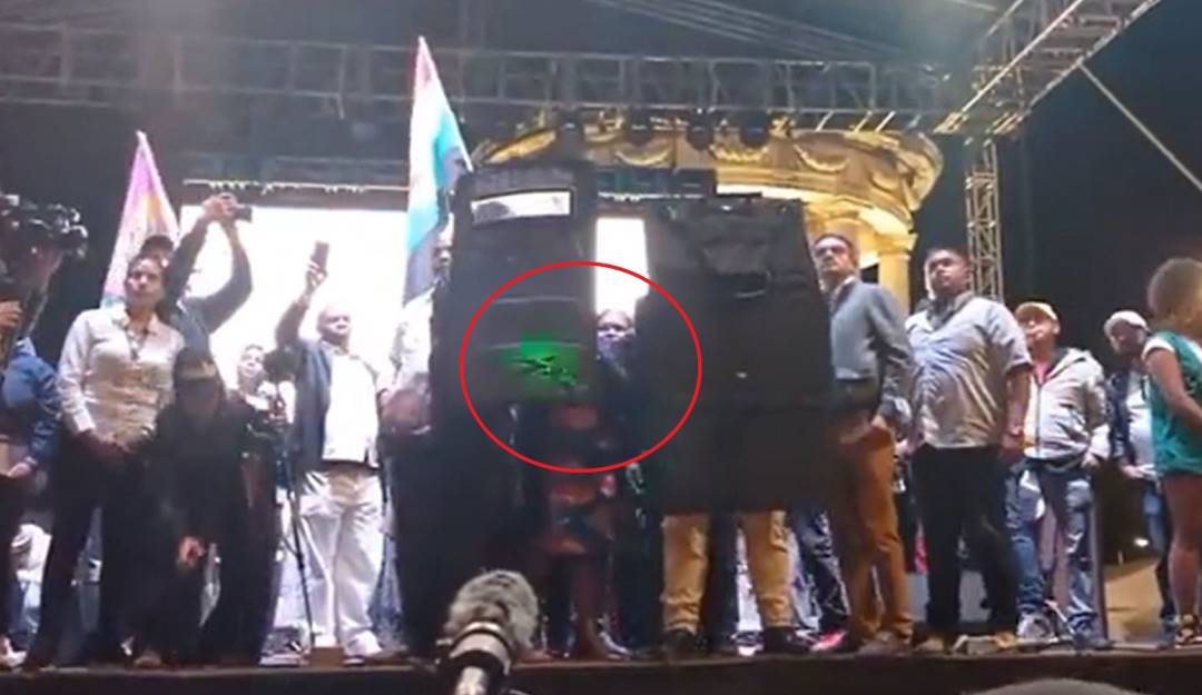 Francia Márquez en el cierre de campaña es apuntada con un láser foto REDES SOCIALES