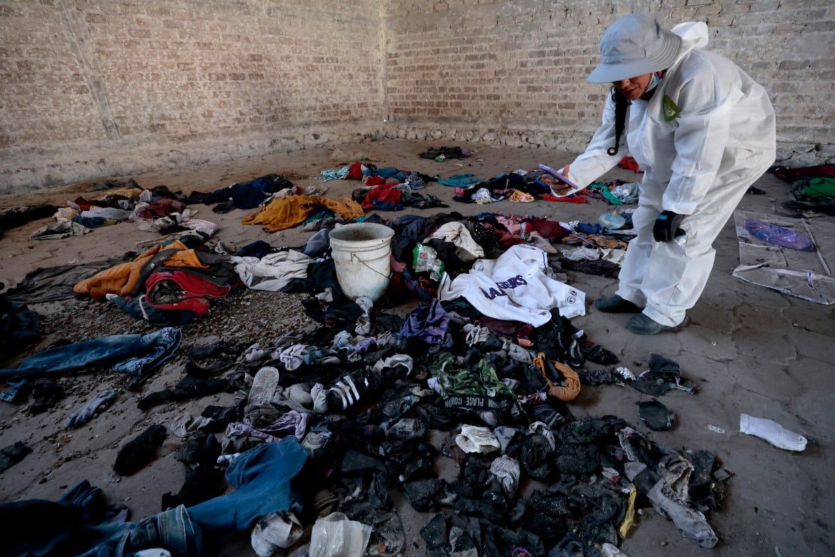 Ropa de mujeres y hombres, encontrada en el rancho (Photo by ULISES RUIZ / AFP)