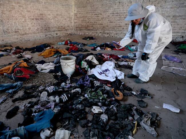 Ropa de mujeres y hombres, encontrada en el rancho (Photo by ULISES RUIZ / AFP)