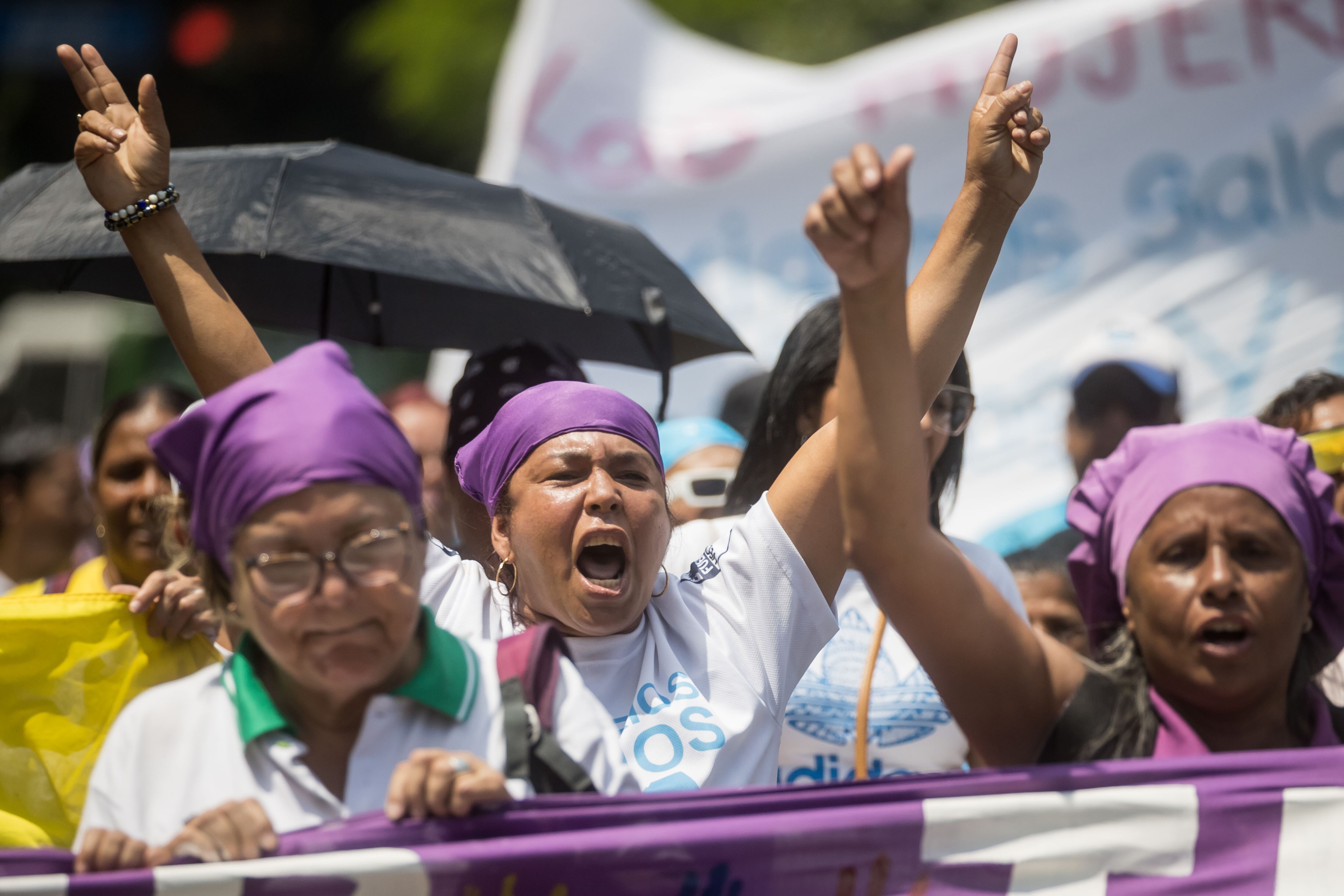 AME6596. CARACAS (VENEZUELA), 08/03/2024.- Mujeres participan en una manifestación en conmemoración al Día Internacional de la Mujer, este viernes en Caracas (Venezuela). EFE/ Miguel Gutiérrez