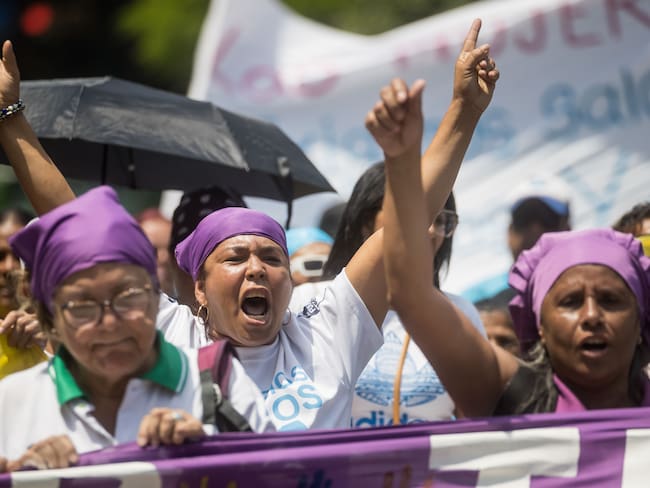 AME6596. CARACAS (VENEZUELA), 08/03/2024.- Mujeres participan en una manifestación en conmemoración al Día Internacional de la Mujer, este viernes en Caracas (Venezuela). EFE/ Miguel Gutiérrez