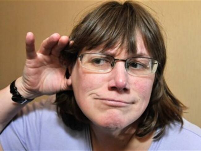 Mujer que oye fluir la sangre en sus venas