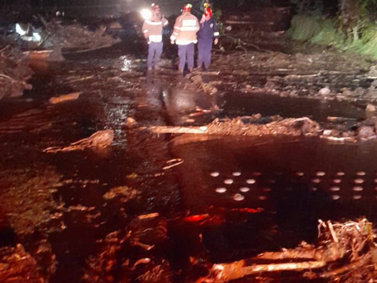 Está cerrada la vía Zipaquirá- Pacho: hay heridos y vehículos atrapados por desbordamiento