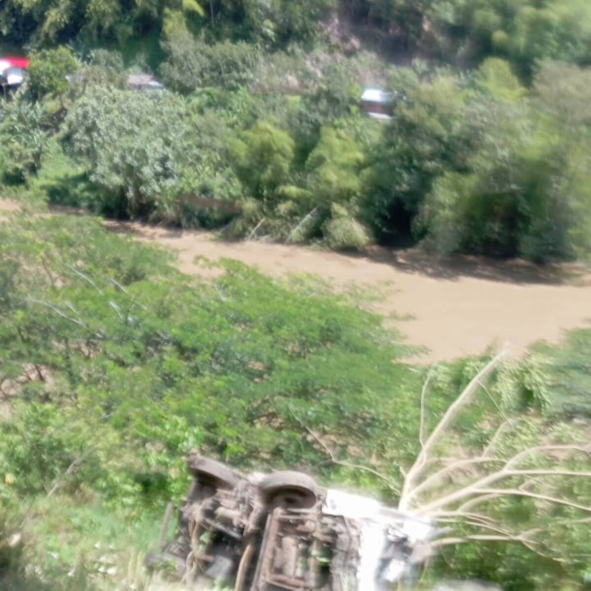Vehículo tipo tubo rodó cerca de 200 metros en el sector del Boquerón en Risaralda, Caldas