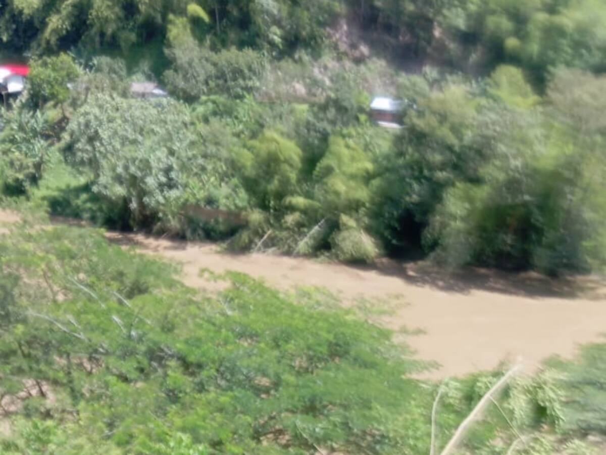 Vehículo tipo tubo rodó cerca de 200 metros en el sector del Boquerón en Risaralda, Caldas