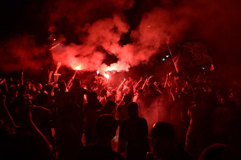 Hinchas del Paris Saint-Germain. (Photo by Mohamad Salaheldin Abdelg Alsayed/Anadolu via Getty Images)