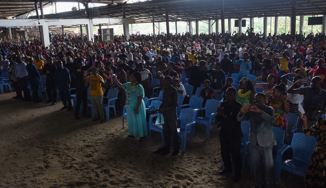 Decenas de tanzanos se congregan a diario a rezar asegurando que "el mundo fue curado (del COVID-19) hace meses" por medio de la oración.