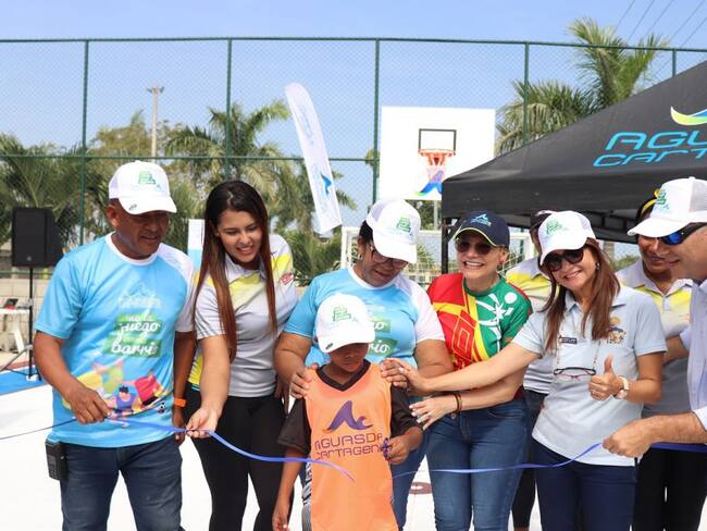 Aguas de Cartagena entrega cancha deportiva en el barrio Villa Estrella