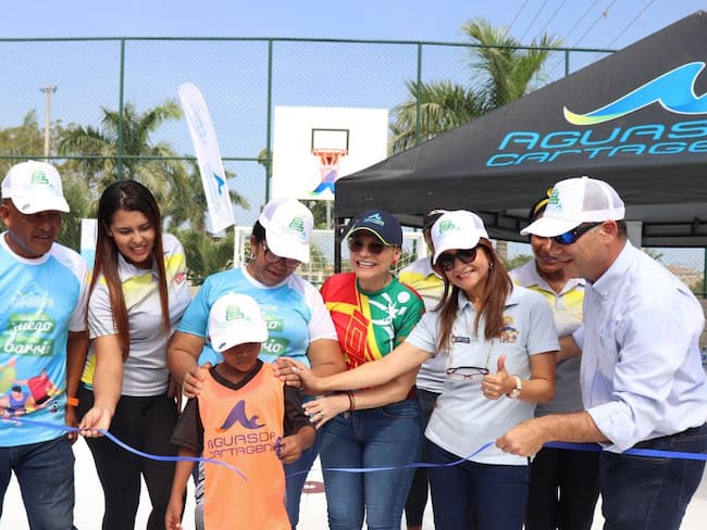 Aguas de Cartagena entrega cancha deportiva en el barrio Villa Estrella