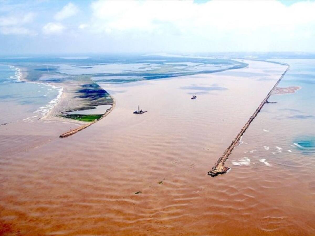 Superada la emergencia de buque encallado en Bocas de Ceniza