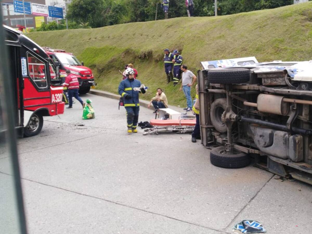 Aparatoso accidente en vías de Manizales, al parecer dejó varios heridos