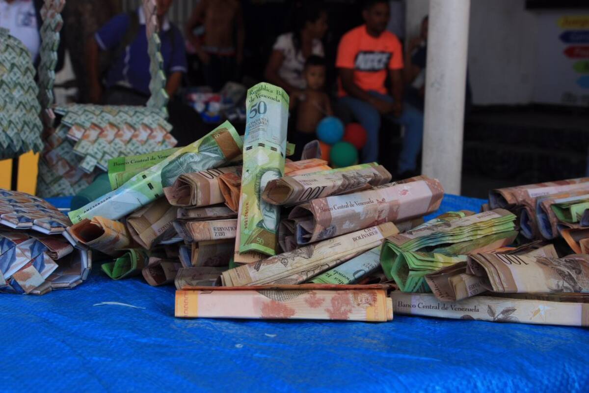 Los venezolanos realizan artesanías con los billetes de su país. 