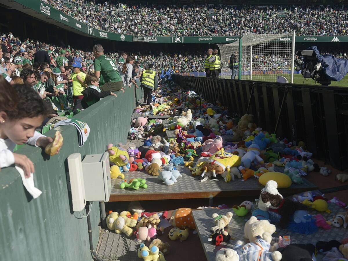 ¡Lluvia de peluches! hinchas del Betis y un emotivo gesto en navidad