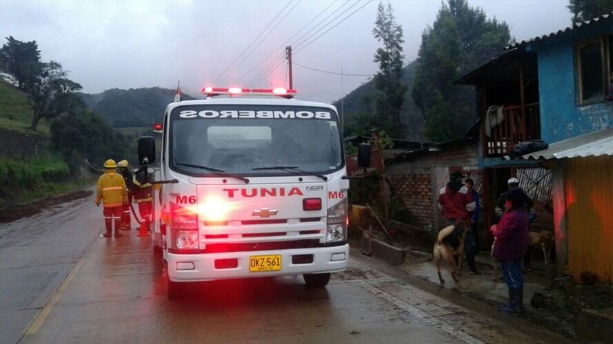 El Cuerpo de Bomberos Voluntarios de Tunía acudió al lugar, atendió la situación y ayudó con las labores humanitarias a los afectados. Foto: Alcaldía de Totoró