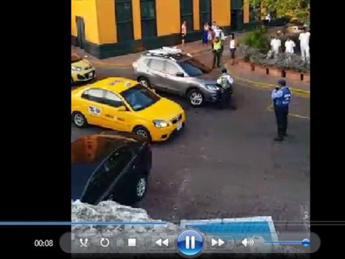 Conductora arremete con su vehículo a agente de tránsito en Cartagena