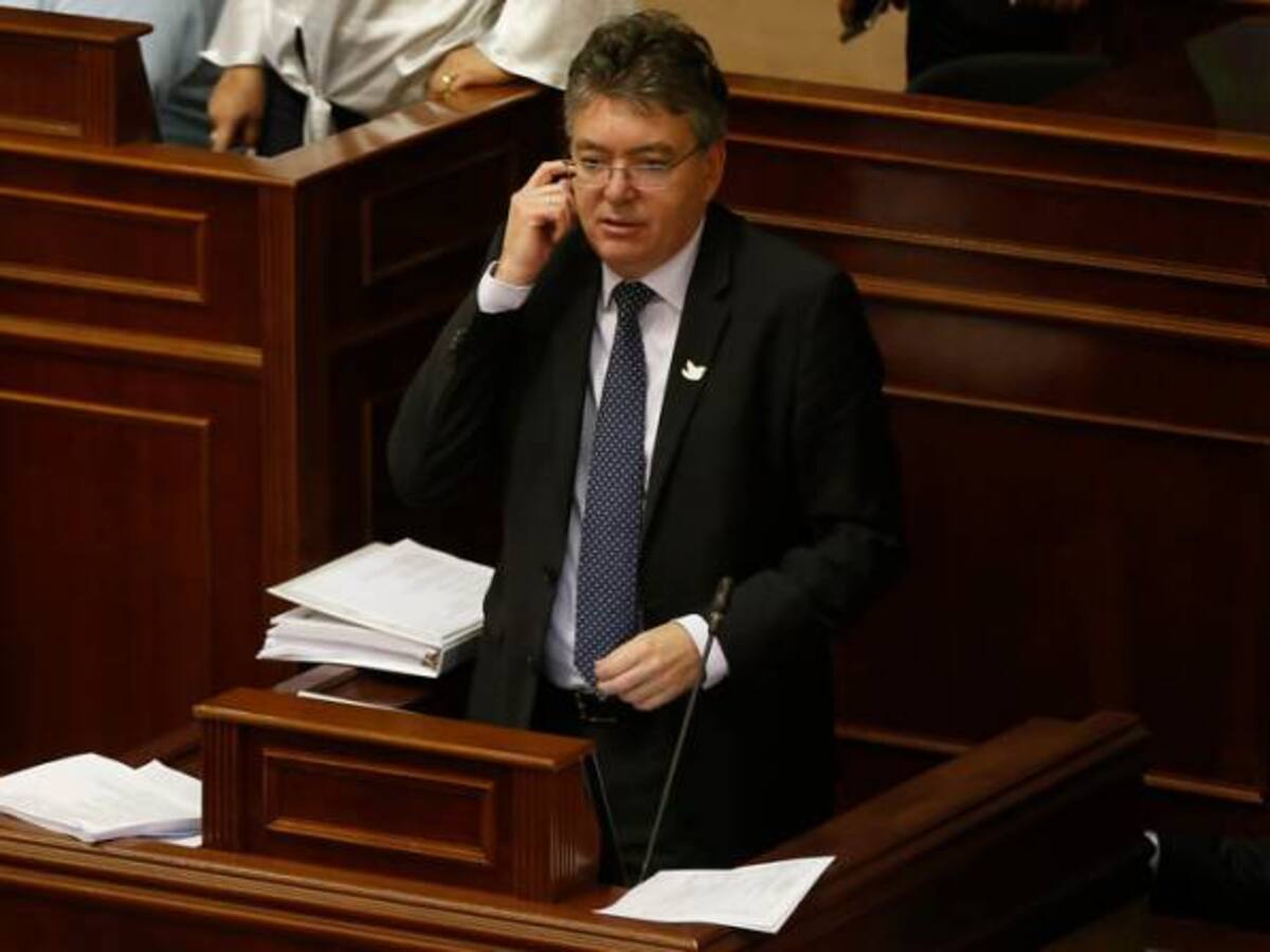 Comisión de concertación exige presencia del MinHacienda en negociación del salario mínimo