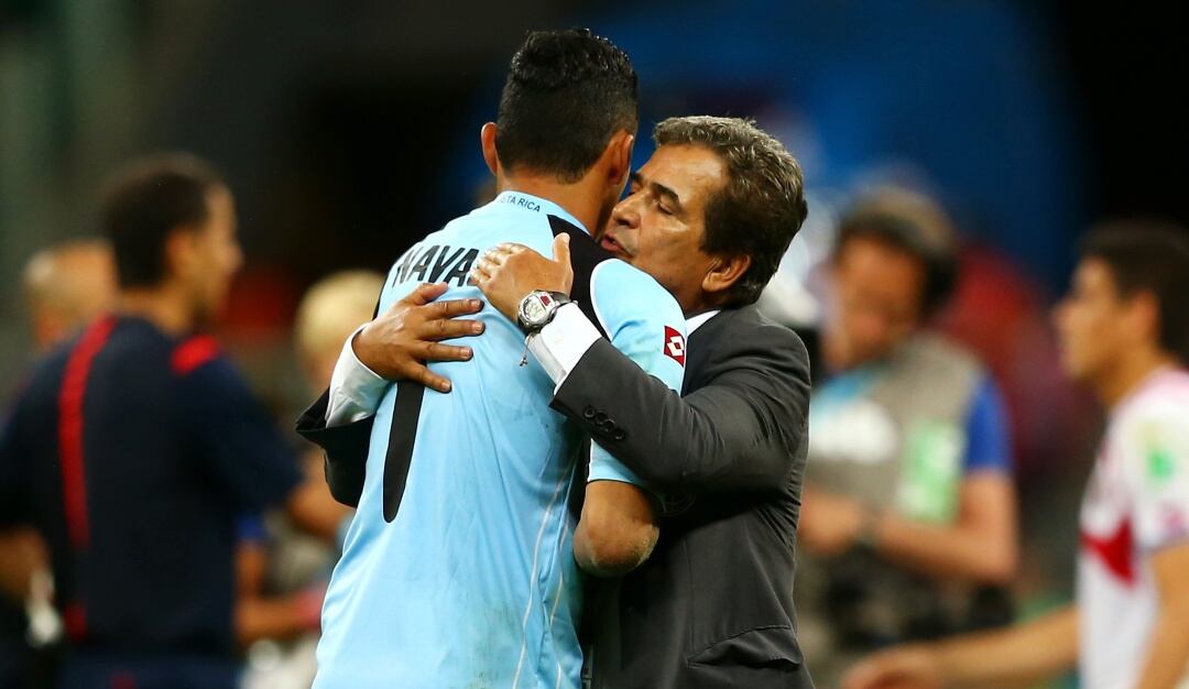 Jorge Luis Pinto abraza a Keylor Navas tras la derrota ante Holanda en penales en el Mundial de Brasil 2014.