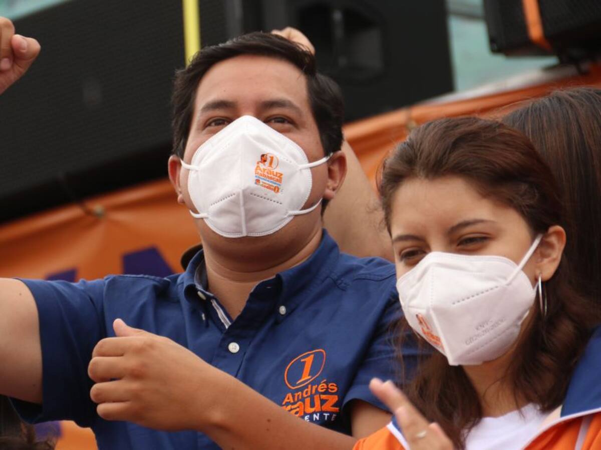 El candidato ecuatoriano que puntea las encuestas no podrá votar