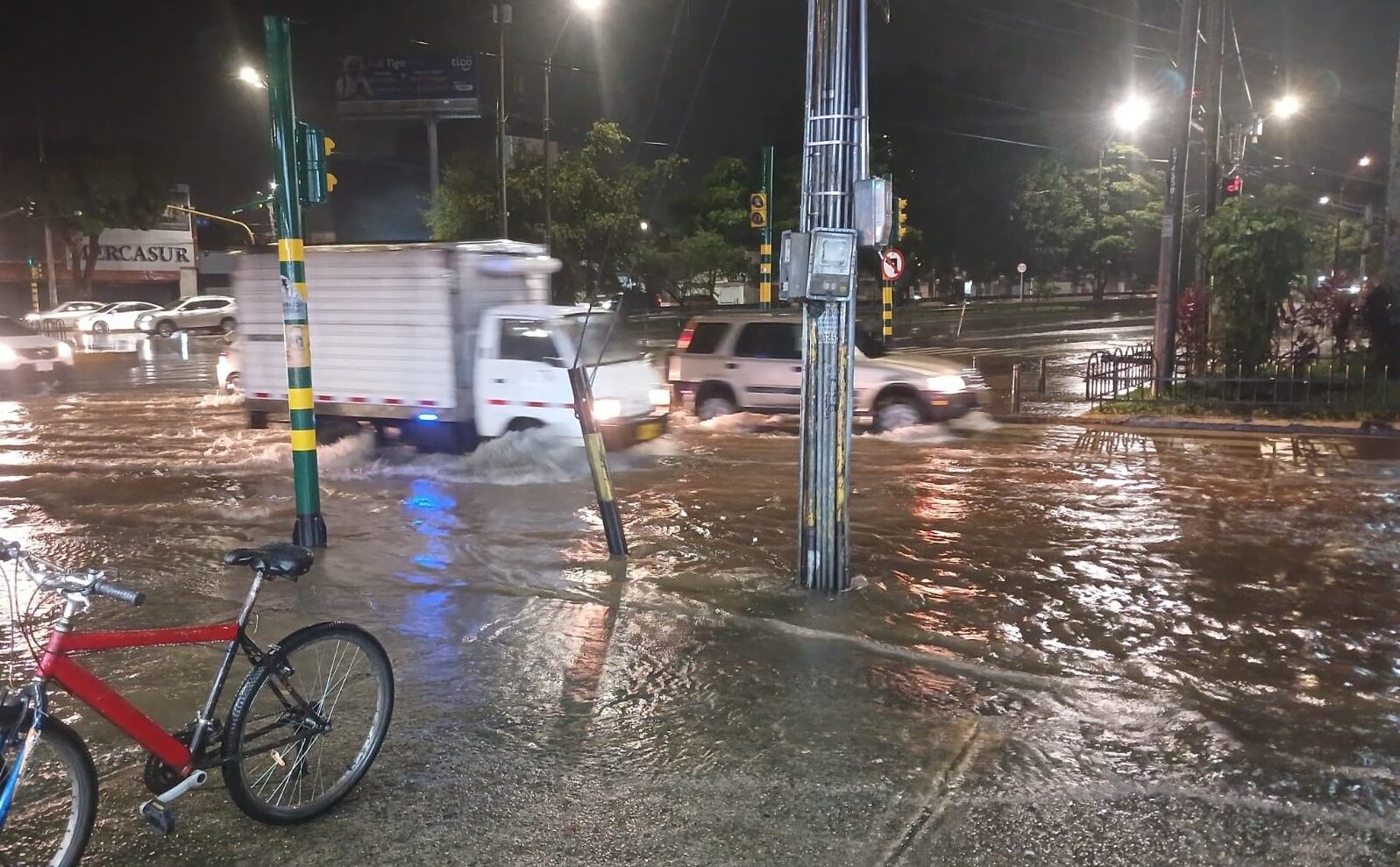 Calles inundadas en Cali / Foto: Cortesía para Caracol Radio