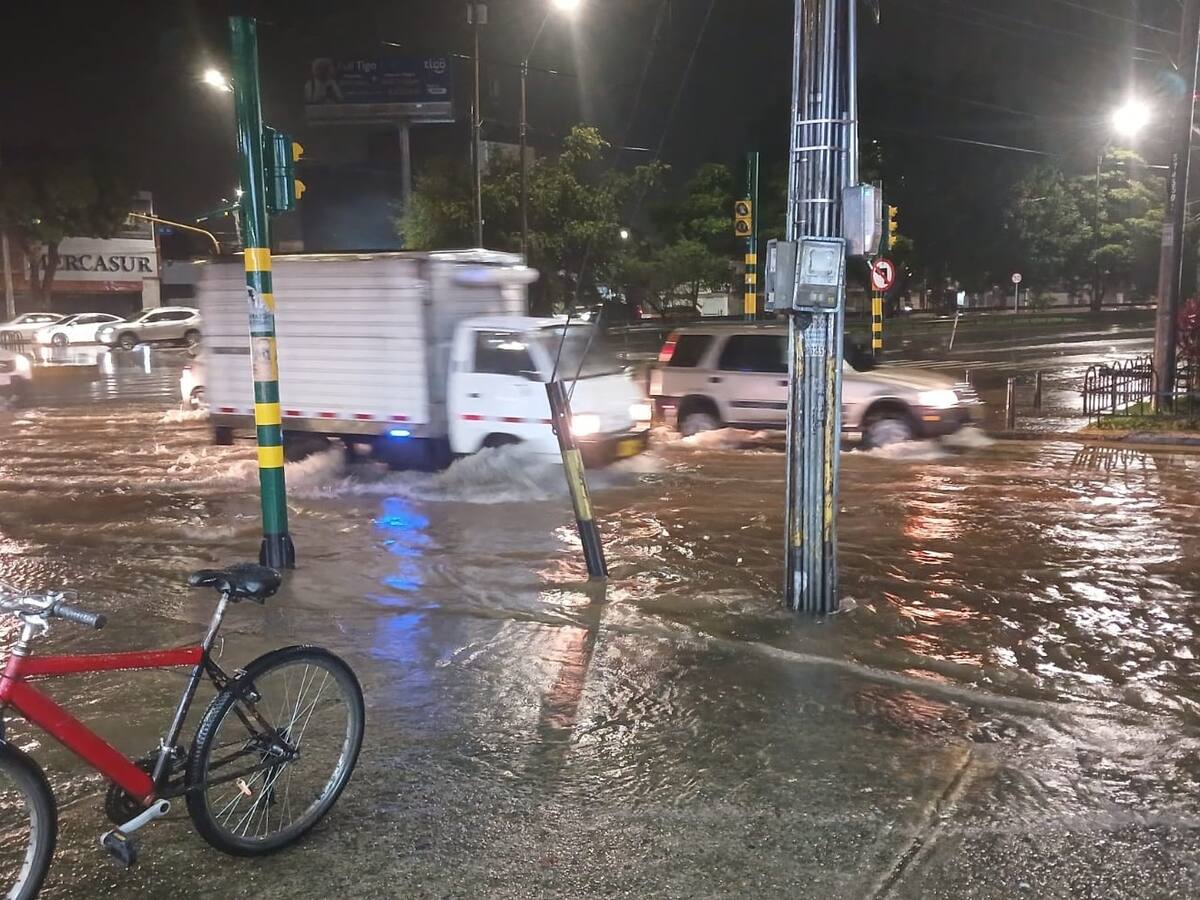 Intensas lluvias en Cali dejan calles inundadas y afectación en la movilidad en algunos sectores