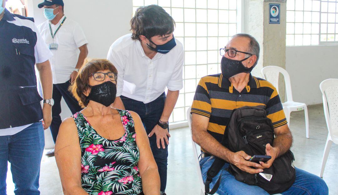 Alcalde Jaime Pumarejo en el puesto de vacunación del Romelio Martínez.