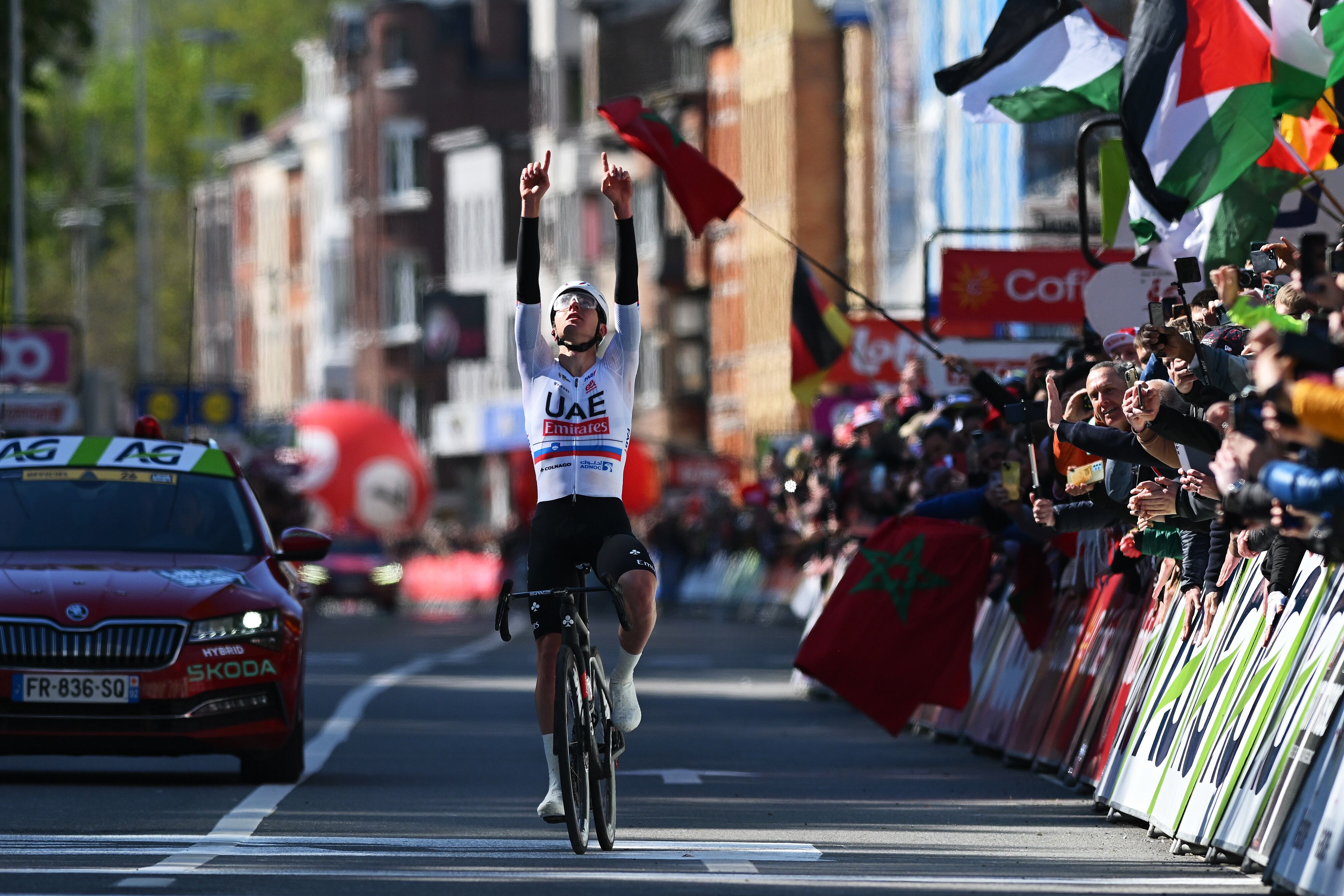 Tadej Pogacar celebra su victoria en la Lieja-Bastoña-Lieja. (Photo by Dario Belingheri/Getty Images)