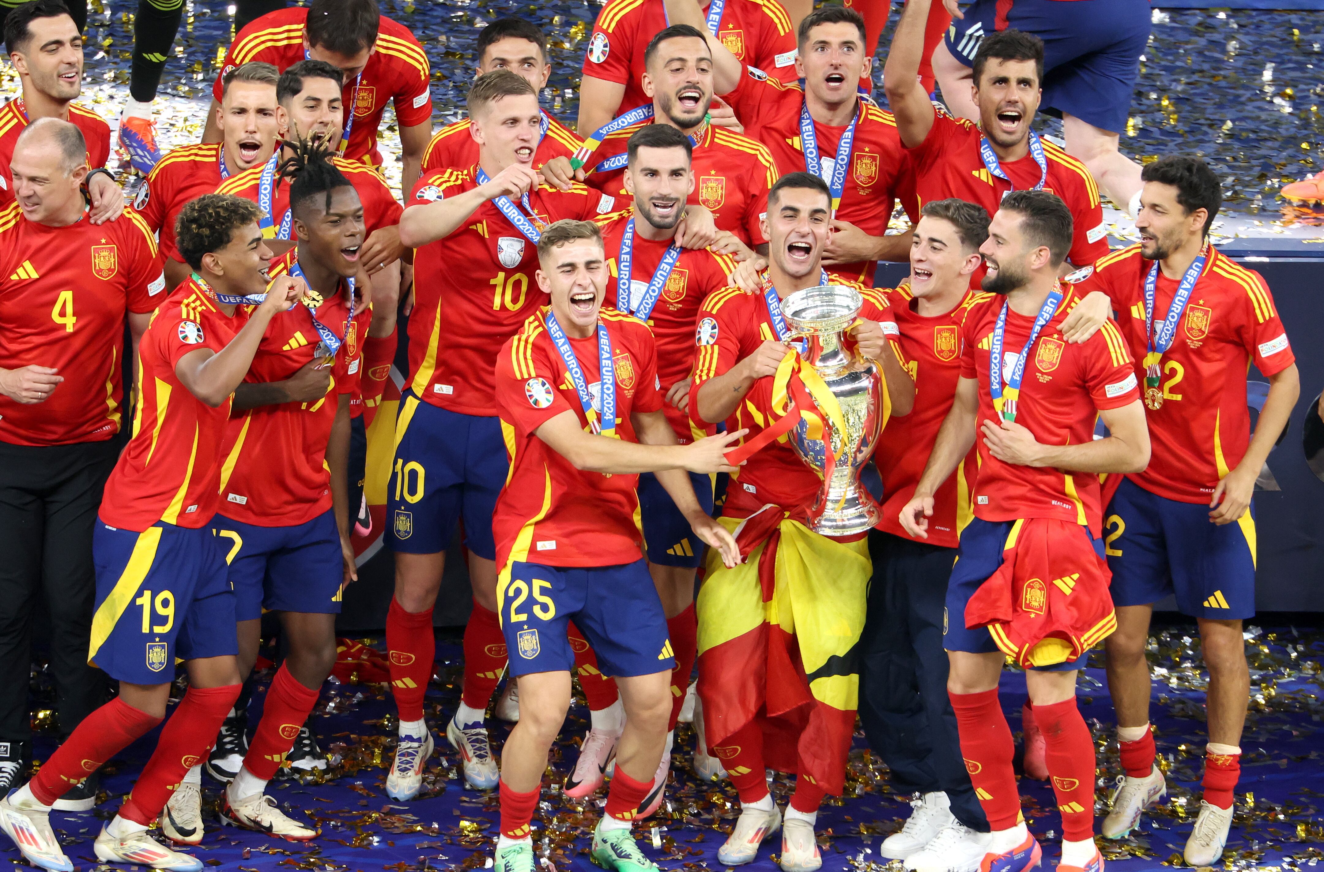 Los jugadores de España festejan con el título de la Euro. EFE/GEORGI LICOVSKI