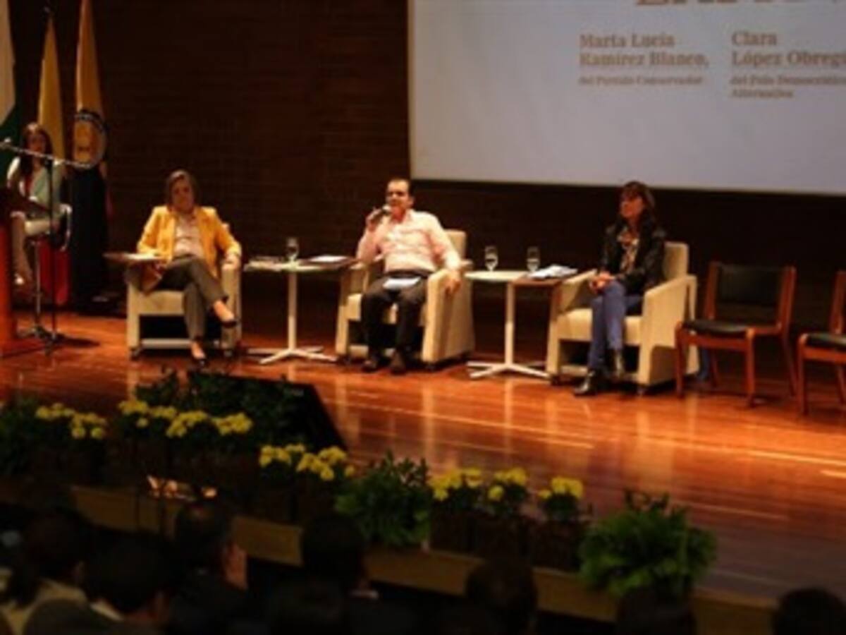 Santos presentó la propuesta en un colegio en vez de asistir al debate