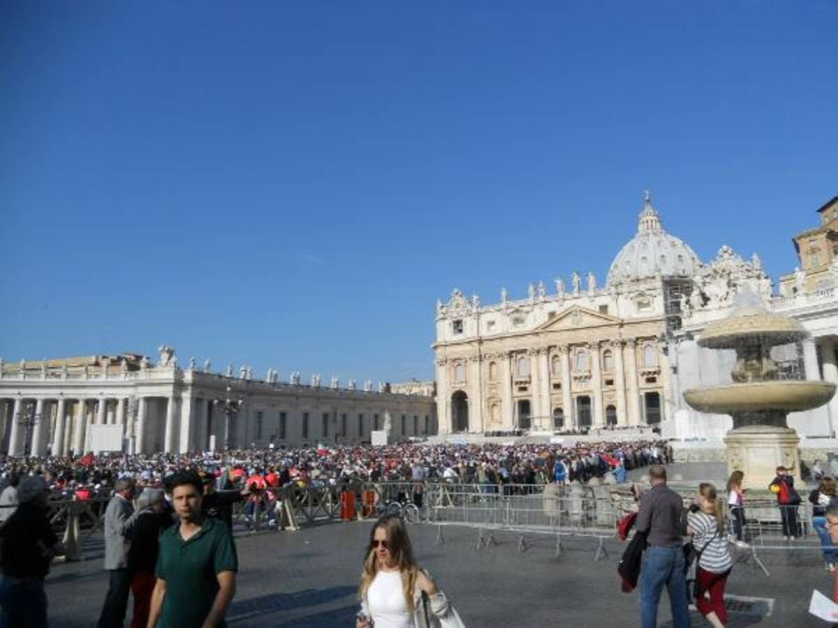 La gente tras el papa Francisco
