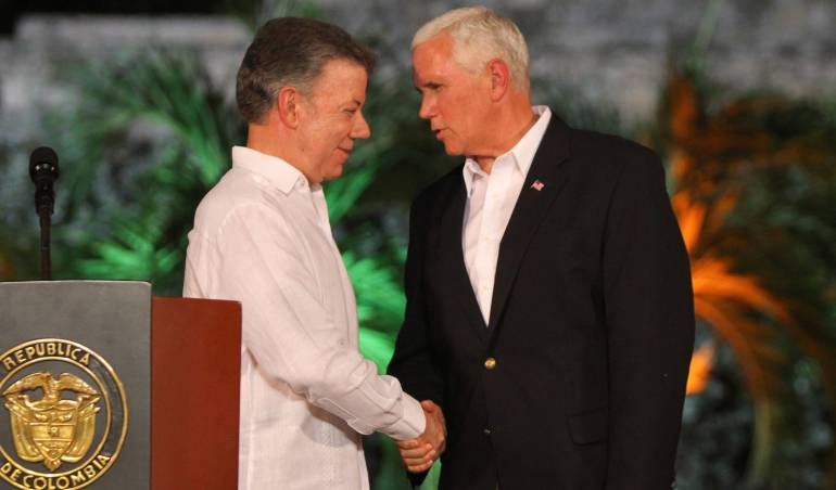 Santos y vicepresidente Mike Pence.