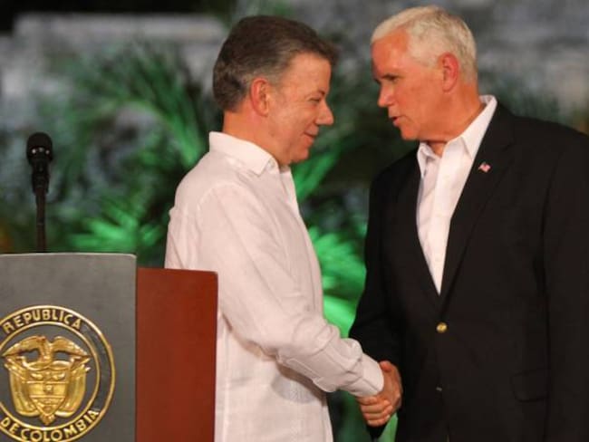 Santos y vicepresidente Mike Pence.