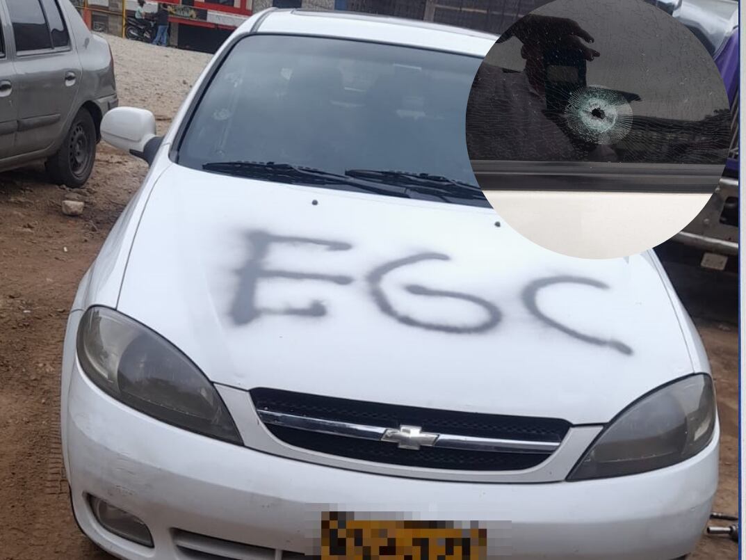 Carro atacado por el Clan del Golfo- fotos cortesía