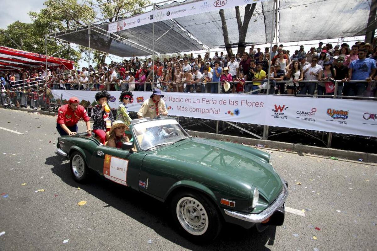 Desfile de autos clásicos y antiguos en la Feria de las Flores
