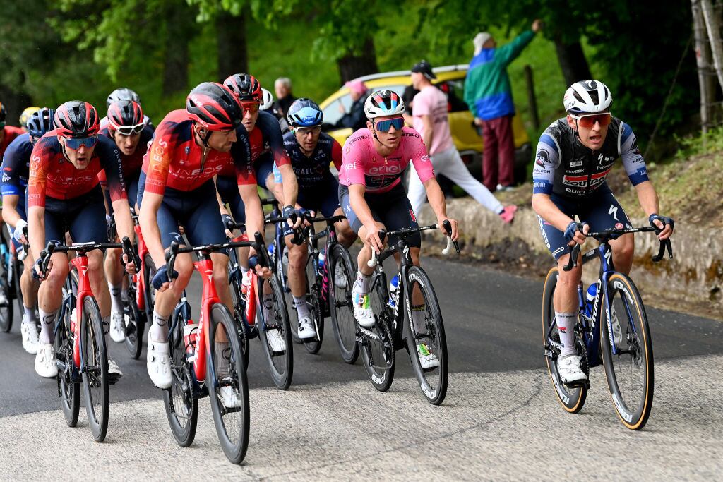 Pelotón del Giro de Italia liderado por el belga Remco Evenepoel (Photo by Tim de Waele/Getty Images)