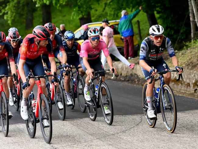 Pelotón del Giro de Italia liderado por el belga Remco Evenepoel (Photo by Tim de Waele/Getty Images)