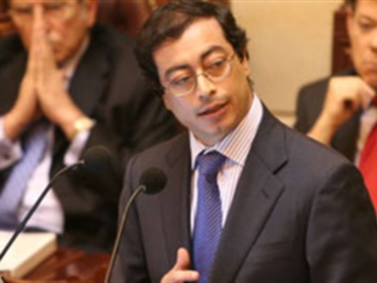 Petro: 'contratistas públicos entregaron más de $2 mil millones para el Referendo'