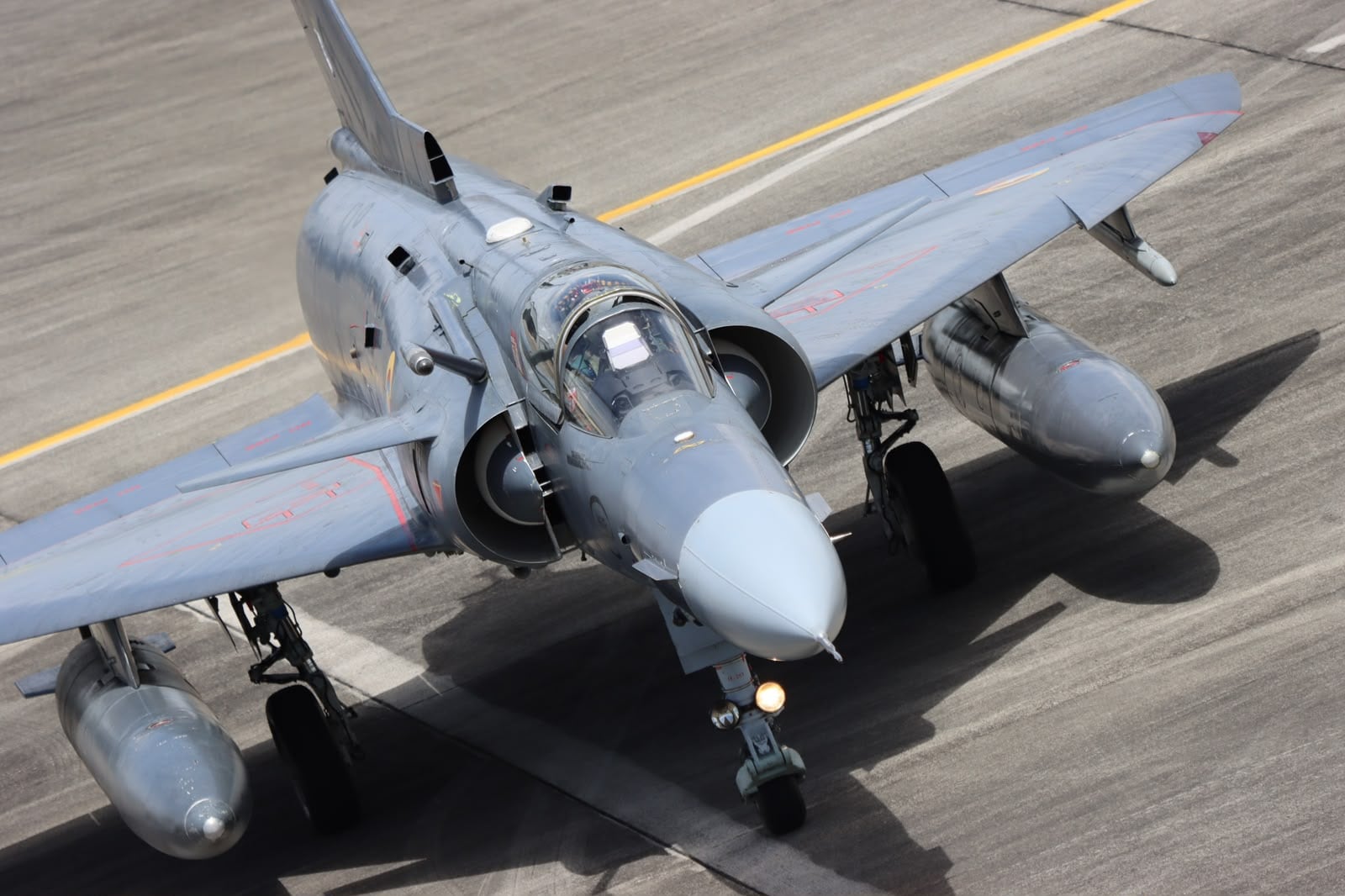 Aviones Kfir y helicópteros sobrevuelan Santa Marta. Créditos: FAC