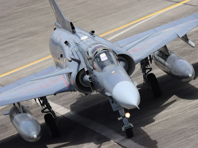 Aviones Kfir y helicópteros sobrevuelan Santa Marta. Créditos: FAC