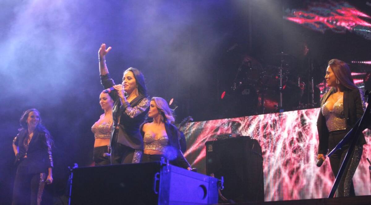 Sin importar la lluvia, las personas disfrutaron y cantaron junto con Mujeres a la Plancha.