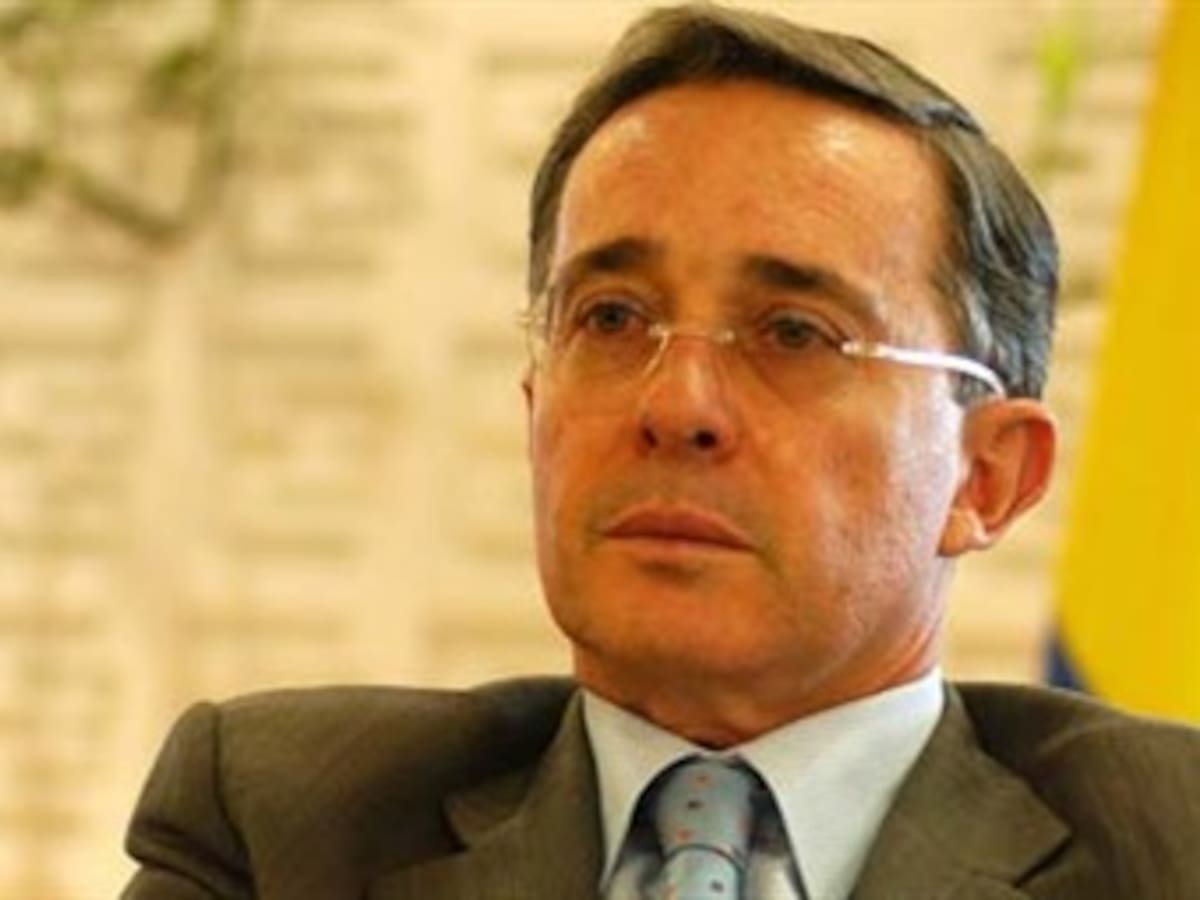 Uribe 'se desliza hacia la autocracia', según The Economist