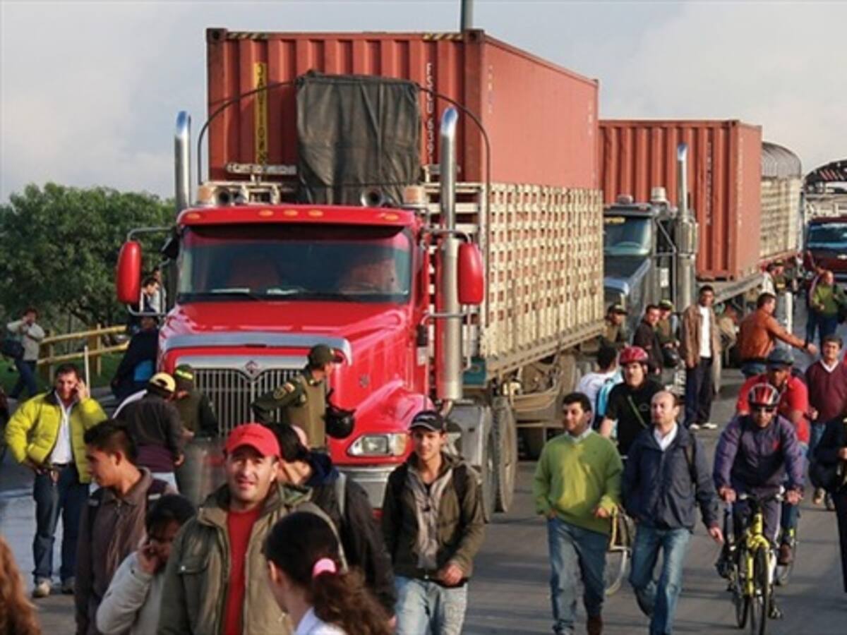 Camioneros y Gobierno se reunirán de nuevo para levantar el paro