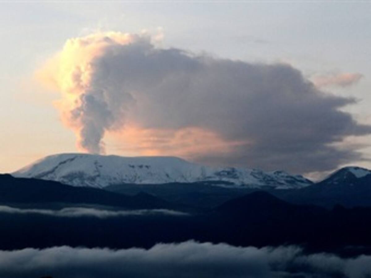 Expertos reportan sismo interno en el volcán del Ruiz