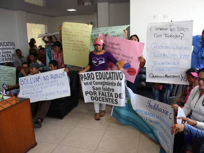 Padres se toman alcaldía de Santa Rosa Sur, Bolívar, para exigir docentes