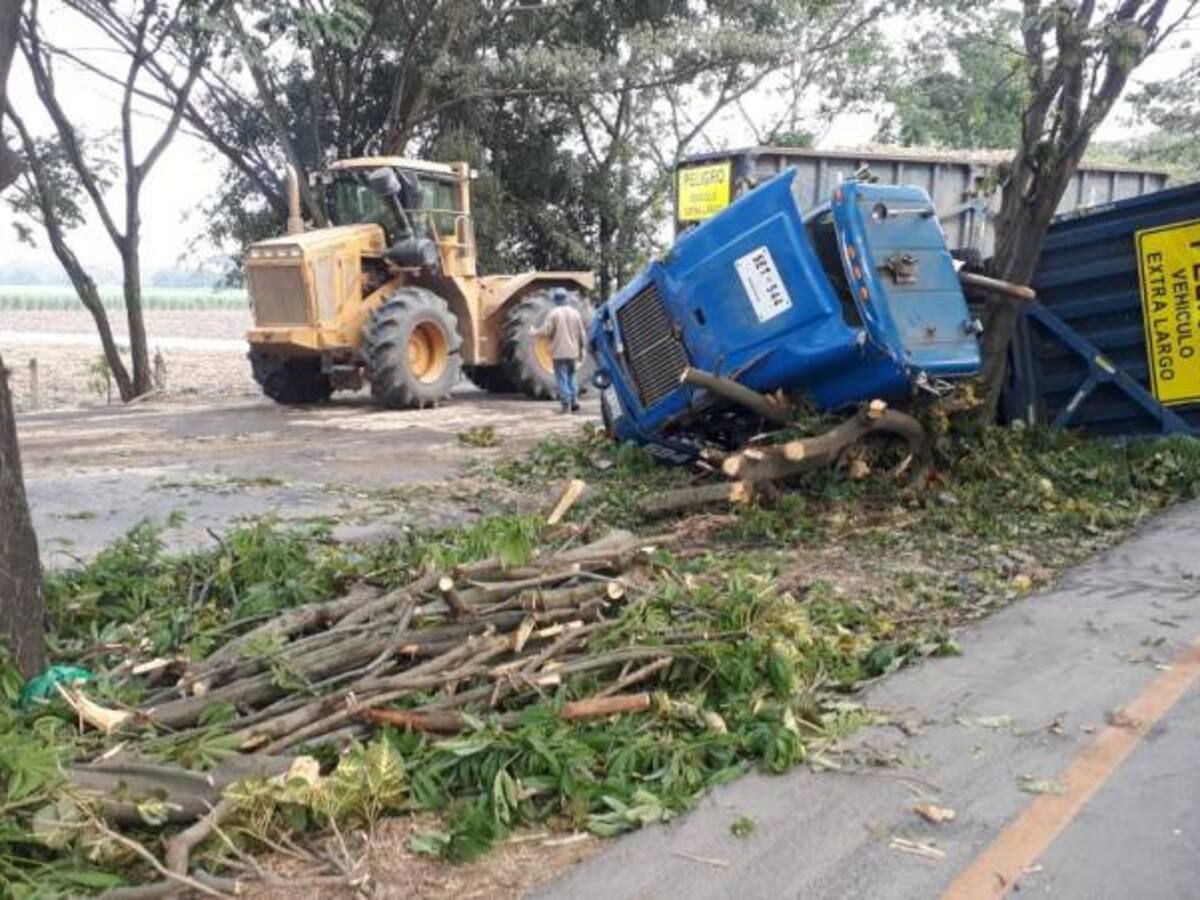 Choque de dos vehículos cañeros causa congestión en la vía Candelaria