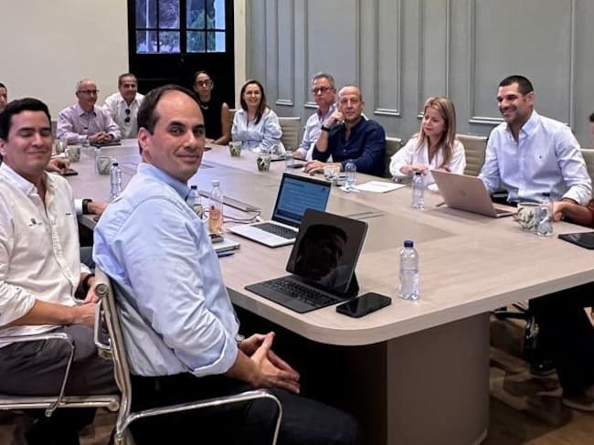 La reunión de los gremios con la ministra designada de Transporte, Elsa Noguera. Foto: tomada de la cuenta de X de Efraín Cepeda.